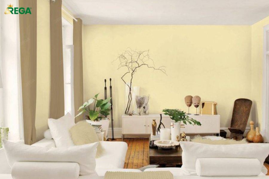 7 Mẫu Sơn Phòng Khách Vàng Kem Giúp Không Gian Thêm Sang Trọng Mẫu 5 Vàng kem kết hợp với sofa màu trung tính – tạo sự cân bằng không gian