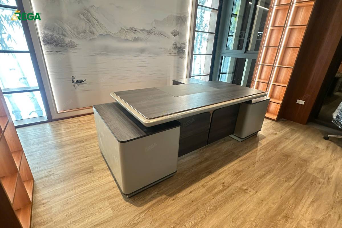 Bàn giám đốc hiện đại trong văn phòng Vĩnh Hưng