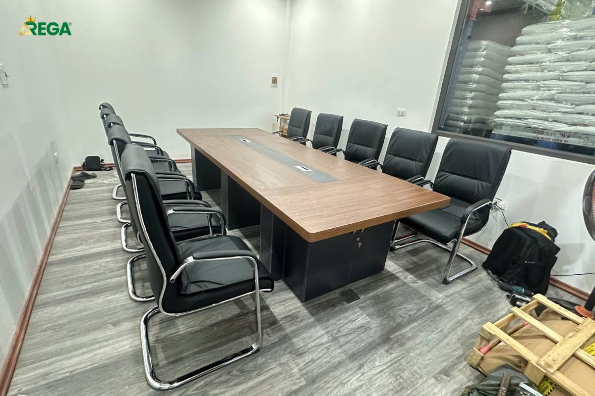Bàn họp văn phòng hiện đại tại Công ty Vĩnh Hưng