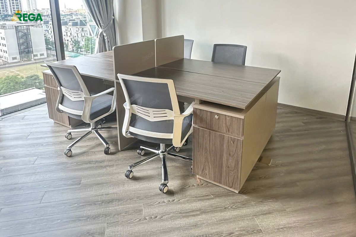 Thi công nội thất văn phòng SGO Property Bàn làm việc nhân viên gỗ công nghiệp màu nâu sáng