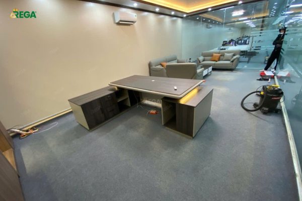 Cận cảnh bàn giám đốc Rega trong văn phòng Thái Sơn
