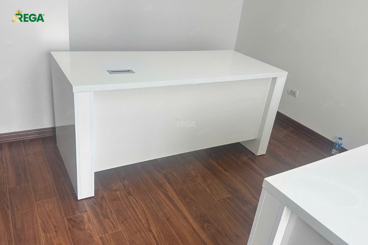 Thi công nội thất công ty cổ phẩn group phát triển sức khỏe Khu vực nhân viên với bàn trắng sáng do Rega thiết kế