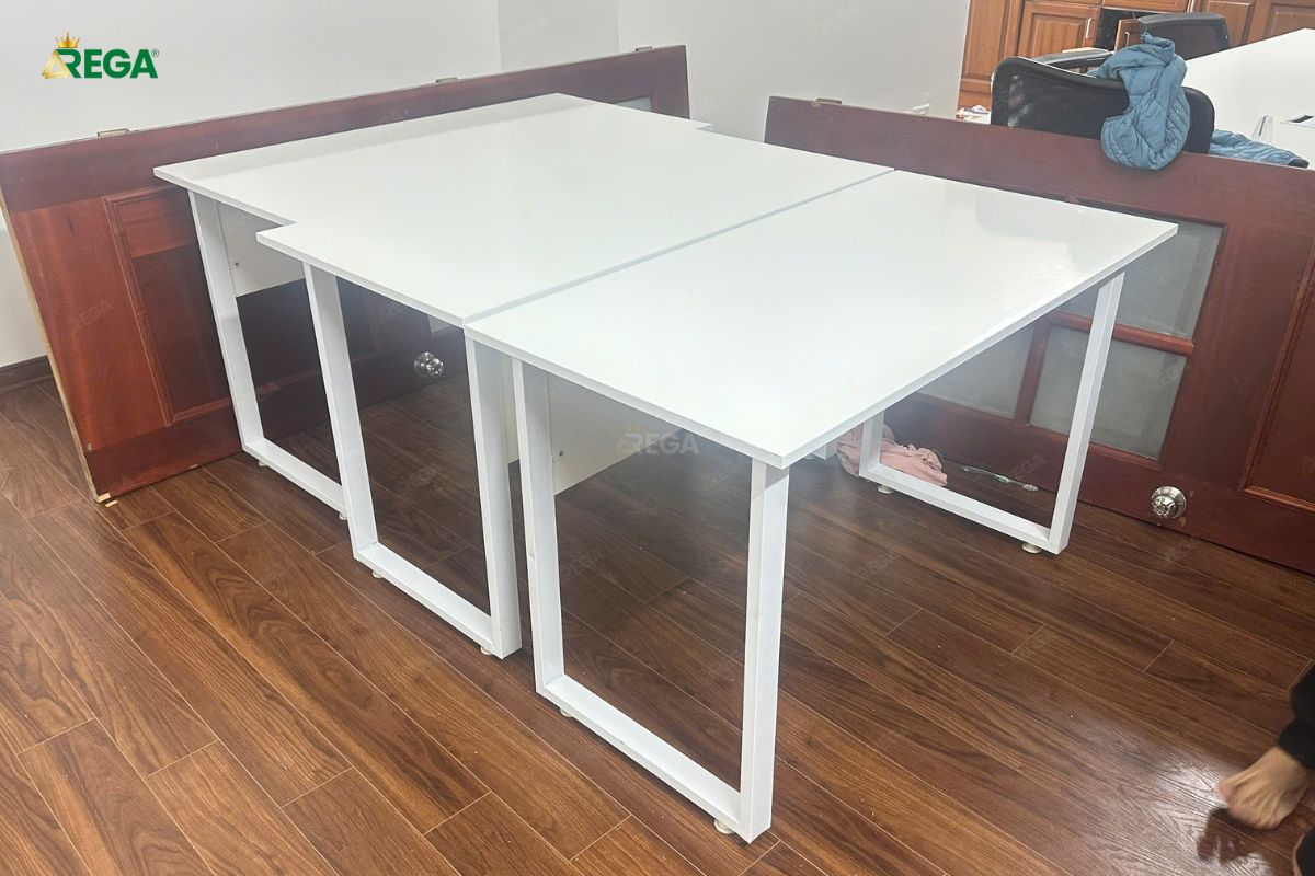 Thi công nội thất công ty cổ phẩn group phát triển sức khỏe Bàn nhân viên trắng sáng, gọn gàng và năng động