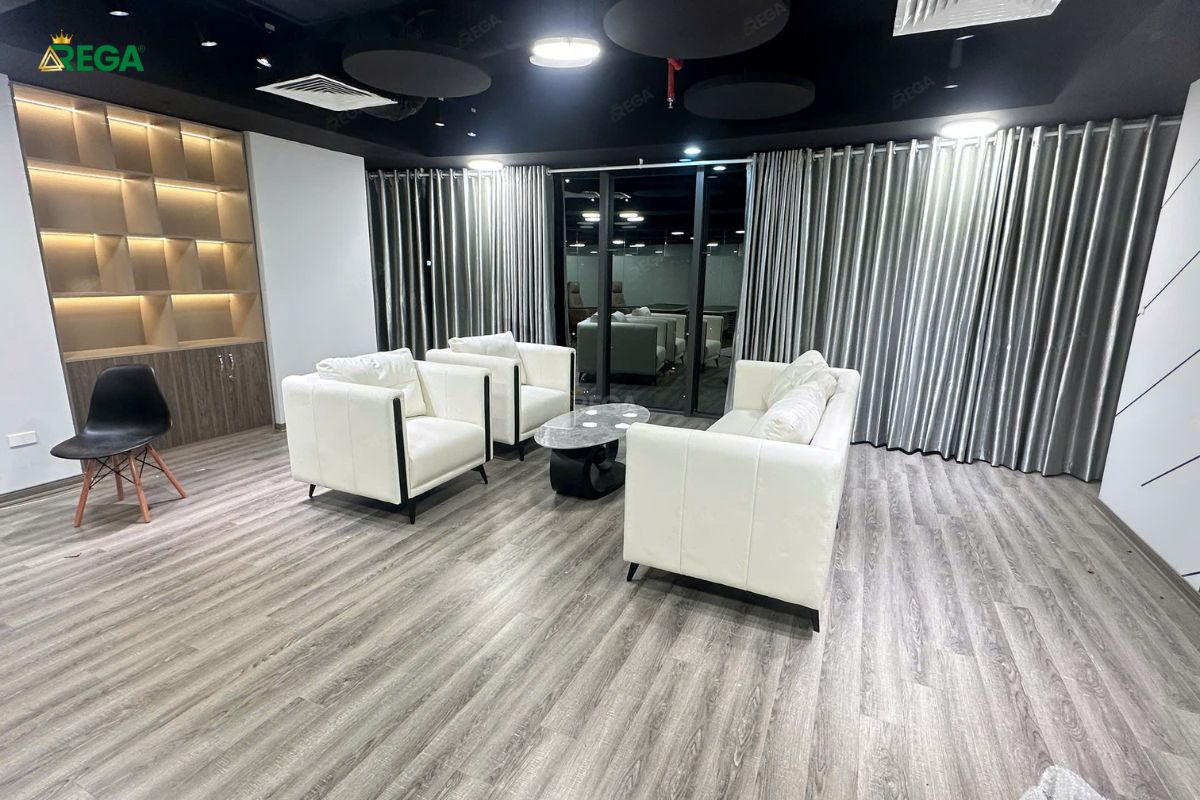 Khu vực tiếp khách văn phòng Fuji với sofa trắng cao cấp