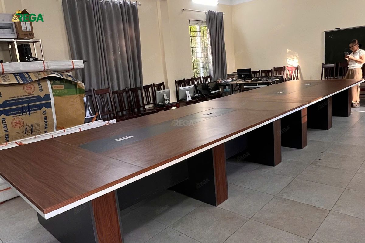 Rega thi công nội thất công ty TNHH Dịch Vụ An Care Cụm bàn họp An Care bố trí khoa học và rộng rãi.