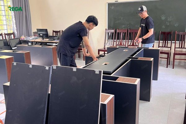 So sánh ghế giám đốc và ghế nhân viên - Khác nhau điểm gì? Nhân viên lắp đặt Rega đang thi công các mẫu ghế nhân viên