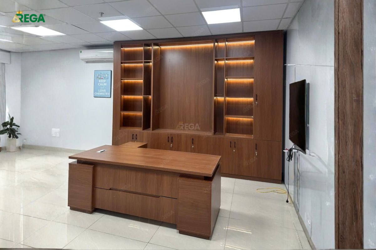 Không gian phòng giám đốc sang trọng với tủ gỗ cao cấp