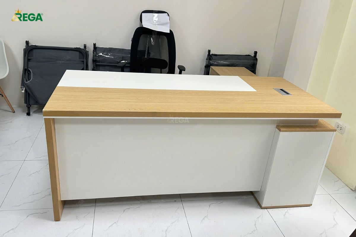 Thi công nội thất văn phòng EV AUTO THANH HÓA Thi công bàn làm việc đồng bộ cho không gian showroom
