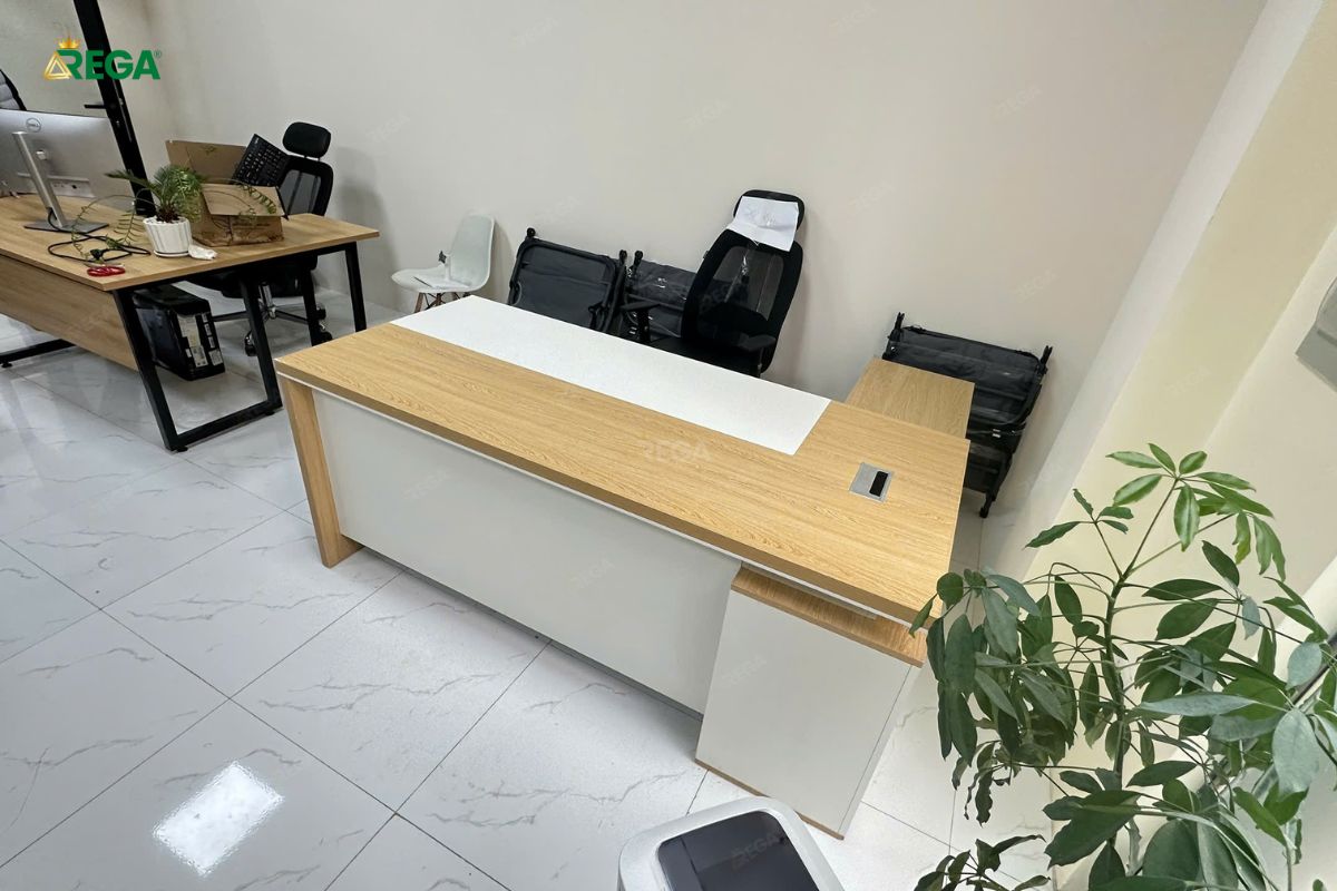 Thi công nội thất văn phòng EV AUTO THANH HÓA Bàn giám đốc showroom EV AUTO Thanh Hóa thiết kế gọn gàng