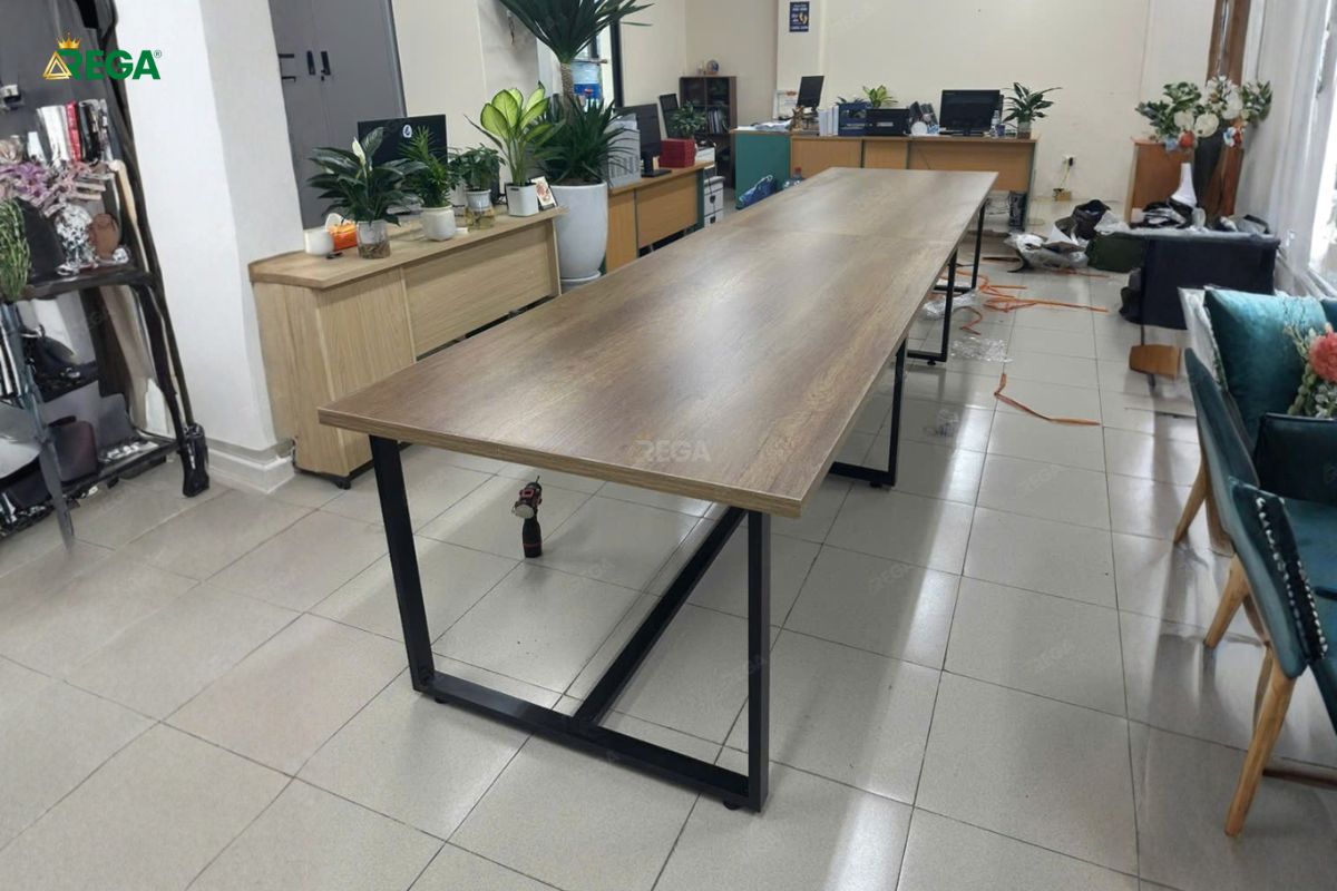Thi công nội thất văn phòng EV AUTO THANH HÓA Bàn họp dài phục vụ trao đổi và họp nội bộ chuyên nghiệp