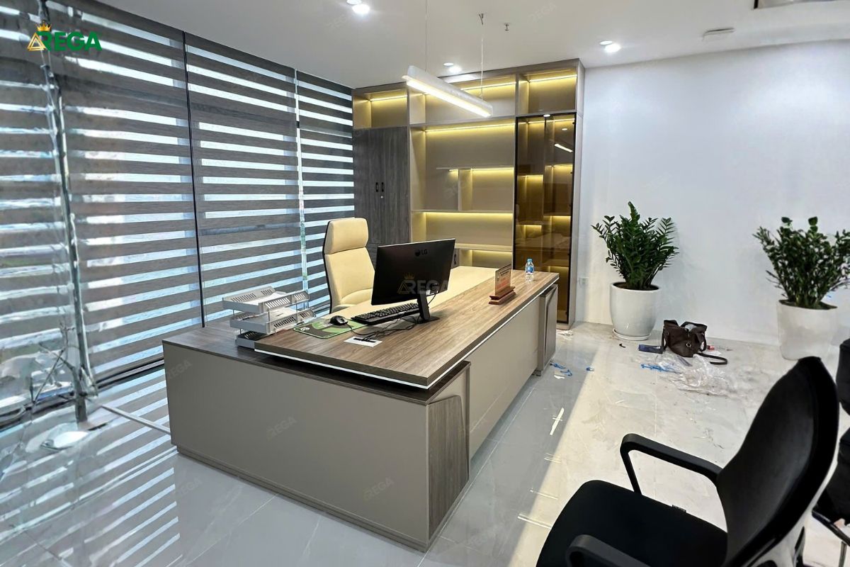 Bàn giám đốc thiết kế hiện đại tại văn phòng MDA HI-TECH
