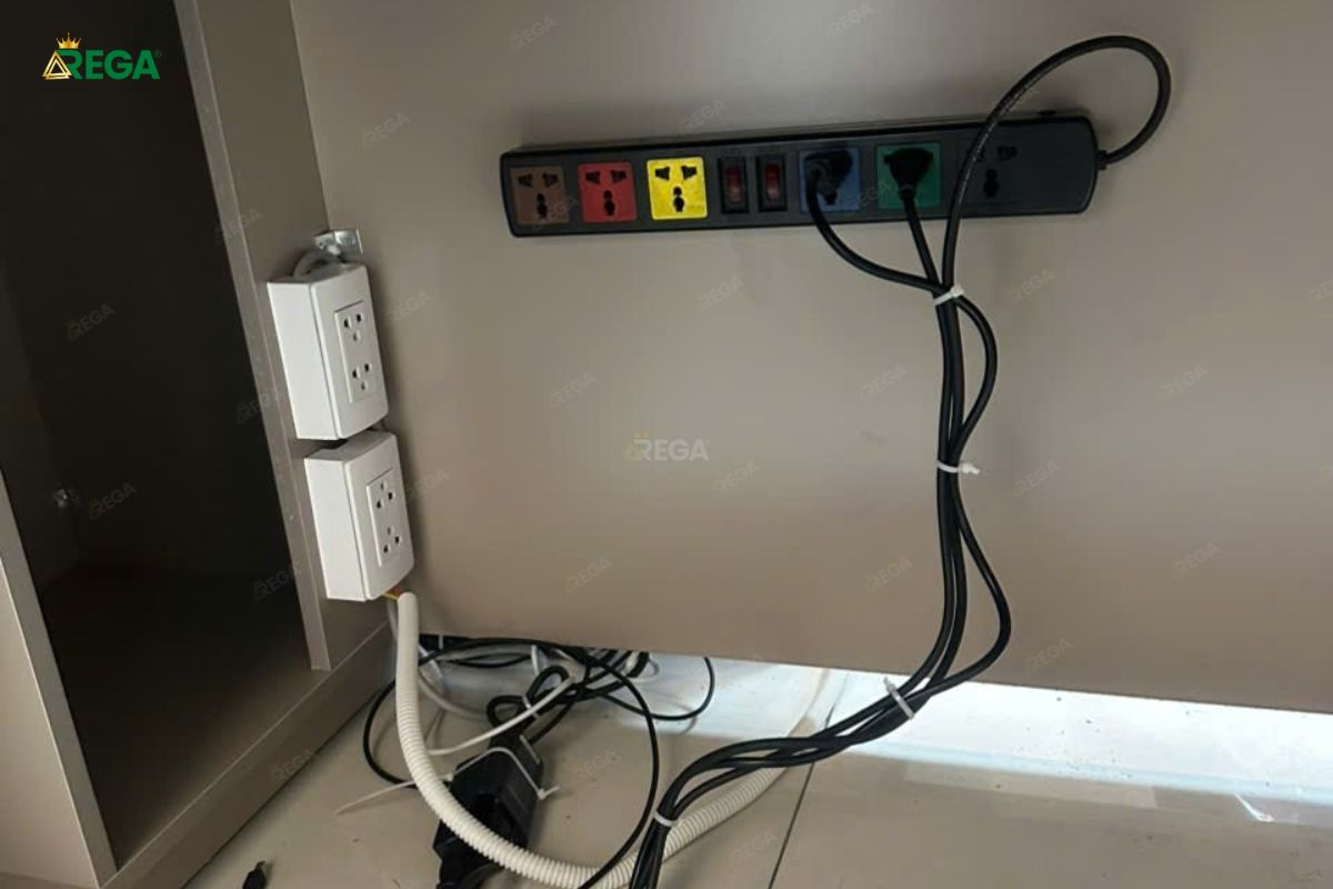 Rega Thi công nội thất văn phòng công ty MIE Chi tiết bàn giám đốc và tủ tài liệu tại văn phòng MIE