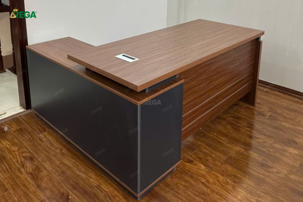 Bàn giám đốc Đức Trung do Rega thiết kế và thi công