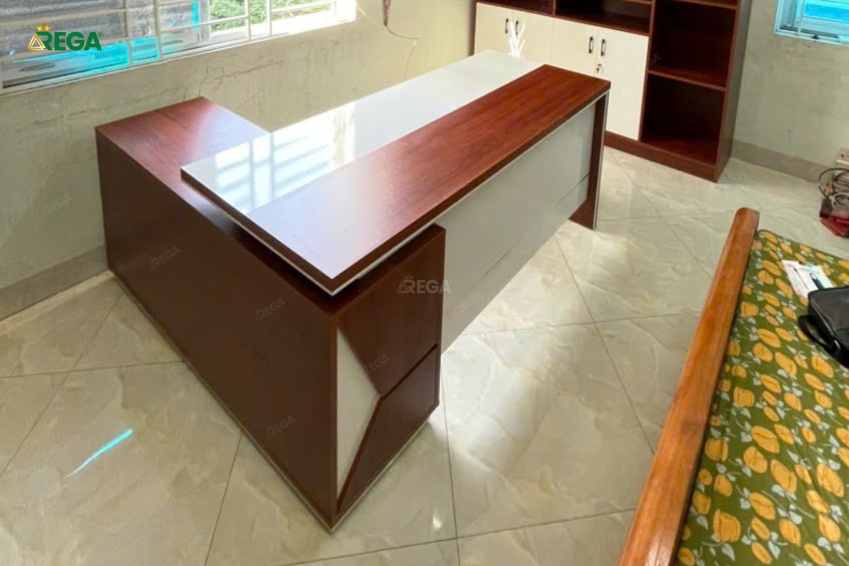 Rega Thi công văn phòng công ty Elinco Bàn giám đốc ELINCO thiết kế hiện đại, chắc chắn.