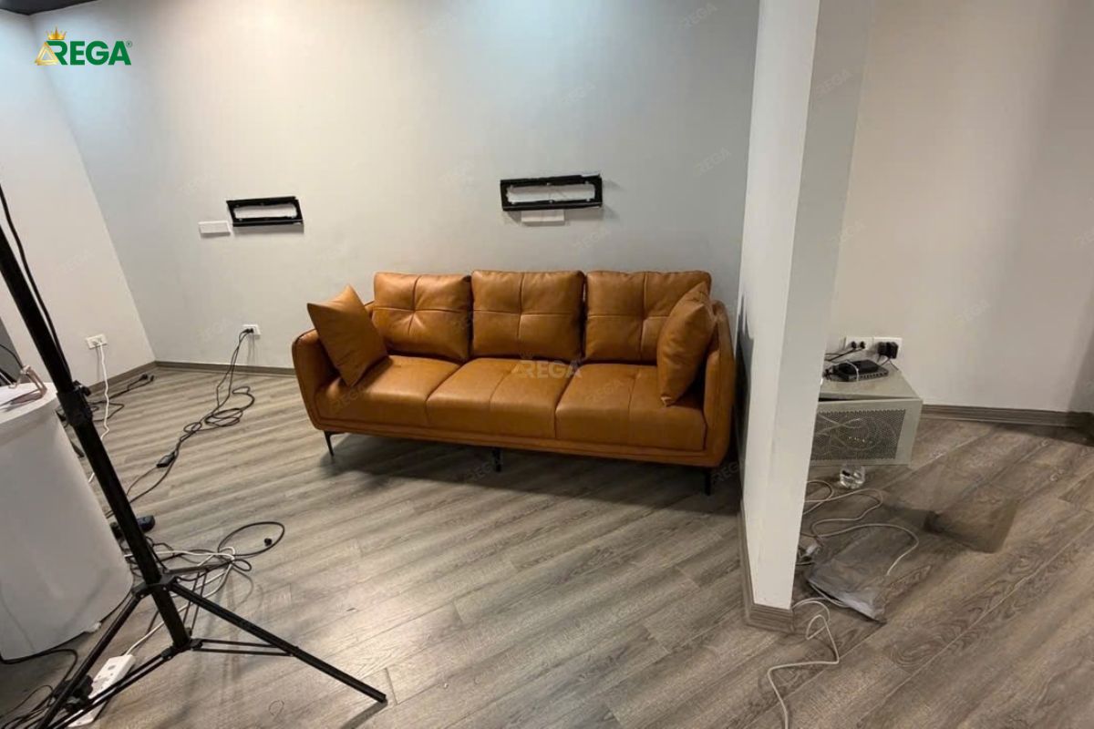 Sofa tiếp khách màu cam nổi bật tại văn phòng RESOCO