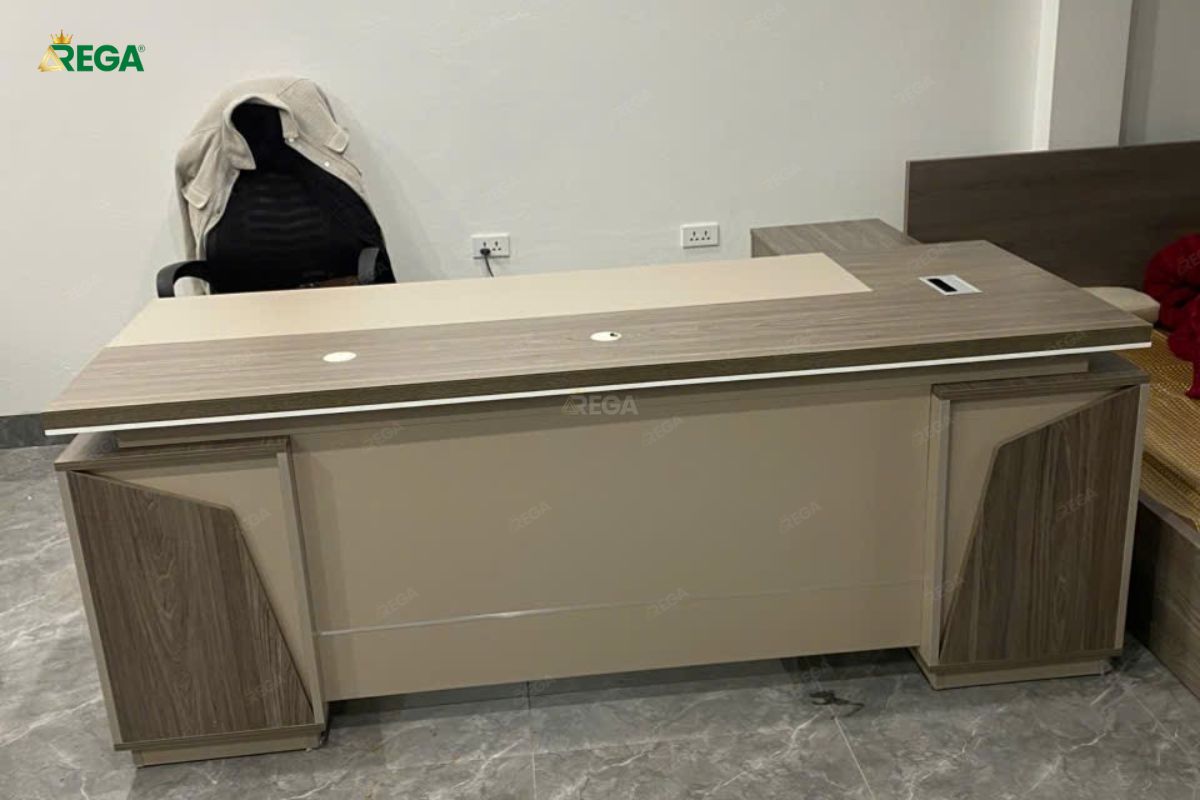 Rega Thi công văn phòng công ty nội thất Hoàng Gia Thi công bàn giám đốc công ty nội thất Hoàng Gia phong cách hiện đại, tinh tế.