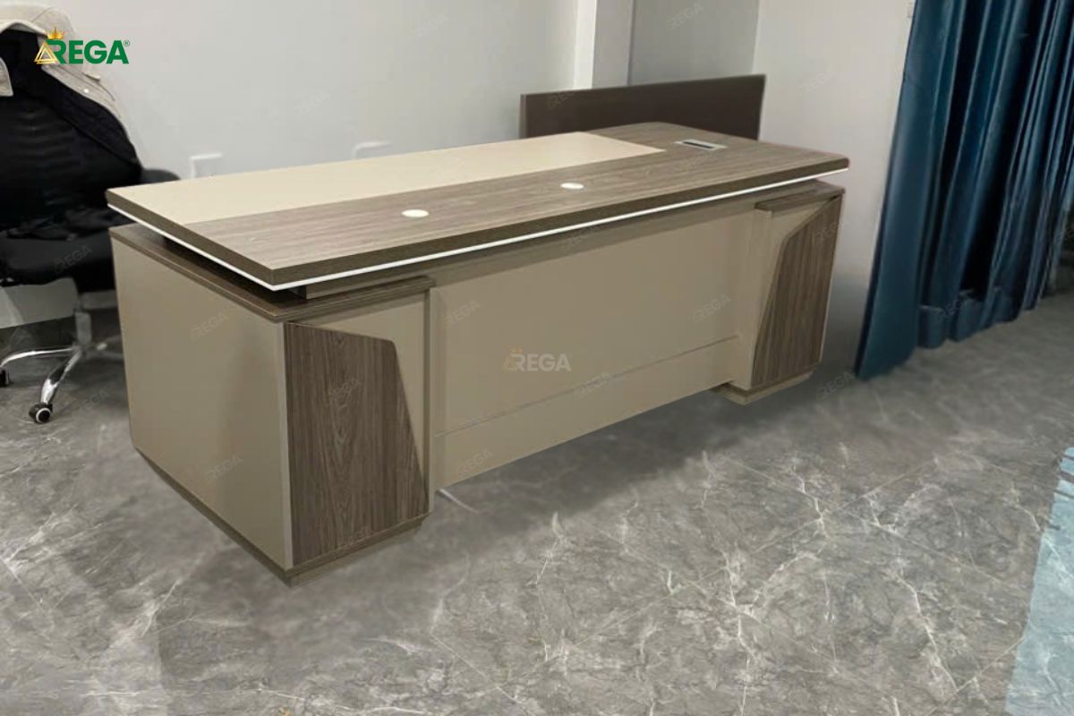 Rega Thi công văn phòng công ty nội thất Hoàng Gia Bàn giám đốc sang trọng tại văn phòng Nội thất Hoàng Gia.