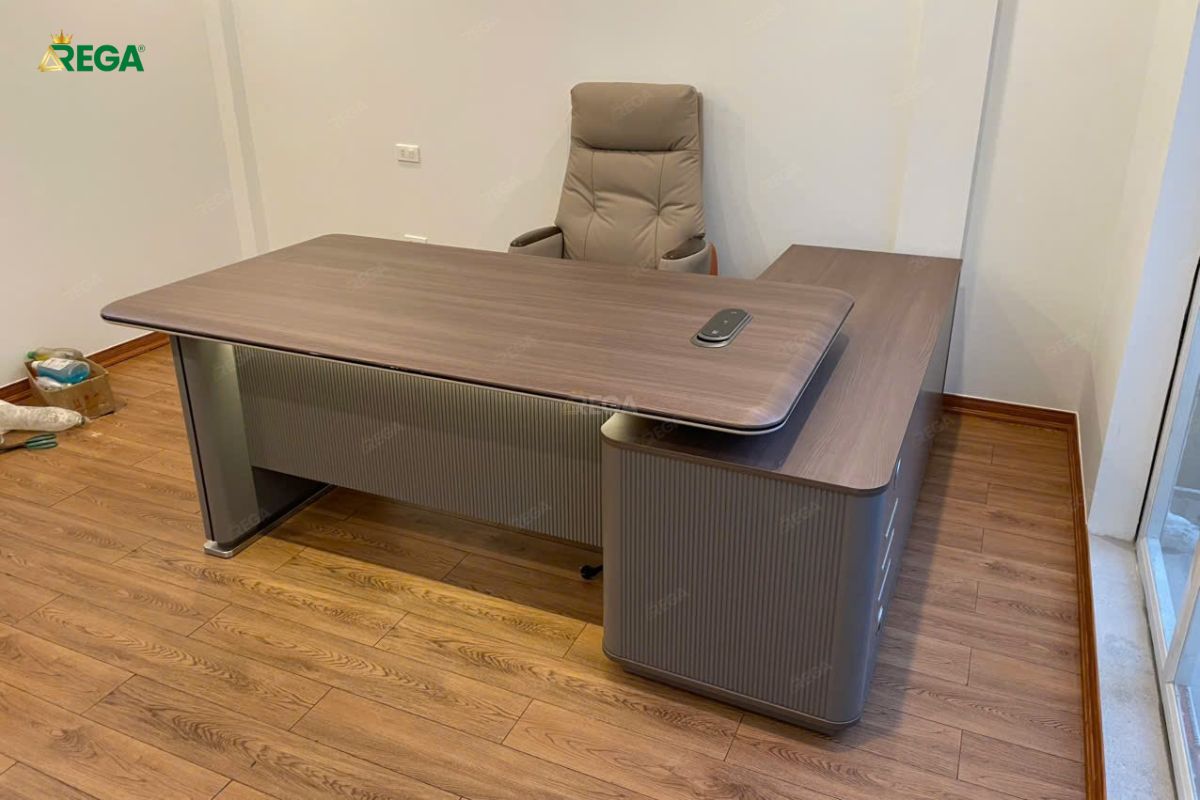 Rega Thi công văn phòng công ty Decorlife Bàn giám đốc chống ẩm, chống trầy cao cấp