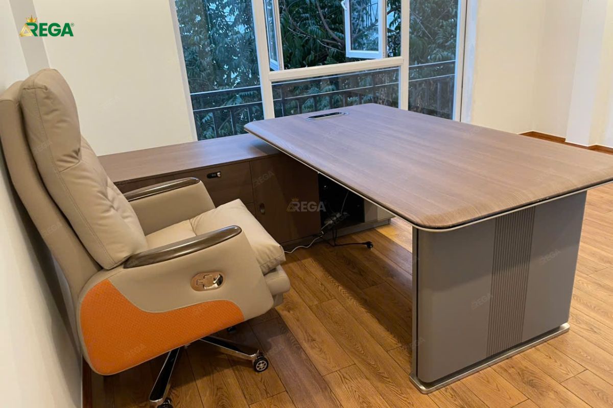 Rega Thi công văn phòng công ty Decorlife Bàn giám đốc gỗ cao cấp tại văn phòng Decorlife