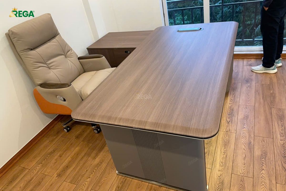 Rega Thi công văn phòng công ty Decorlife Bàn giám đốc Rega thi công chuẩn công năng