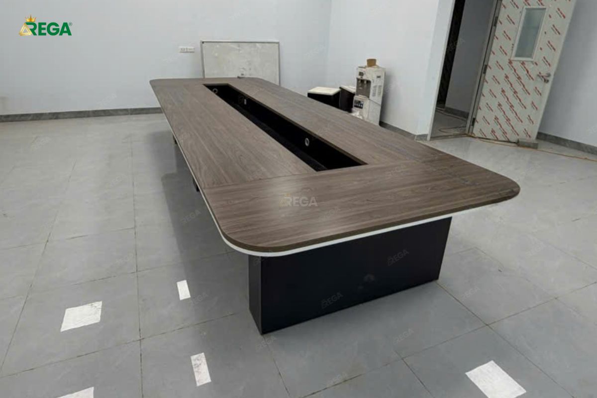 Bàn họp văn phòng Fuji do Rega thiết kế theo yêu cầu bo góc doanh nghiệp