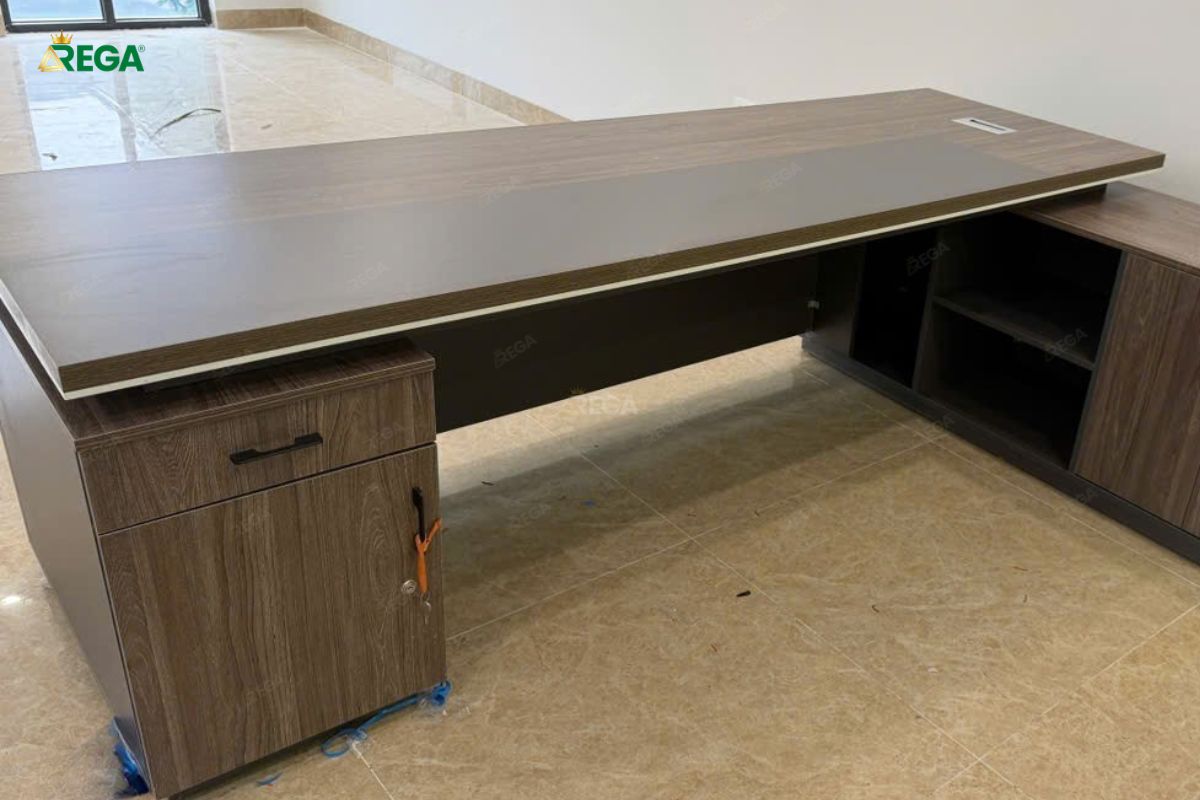 Rega thi công văn phòng công ty Âu Lạc Company Bàn Giám Đốc Gỗ Hiện Đại Tại Văn Phòng Âu Lạc
