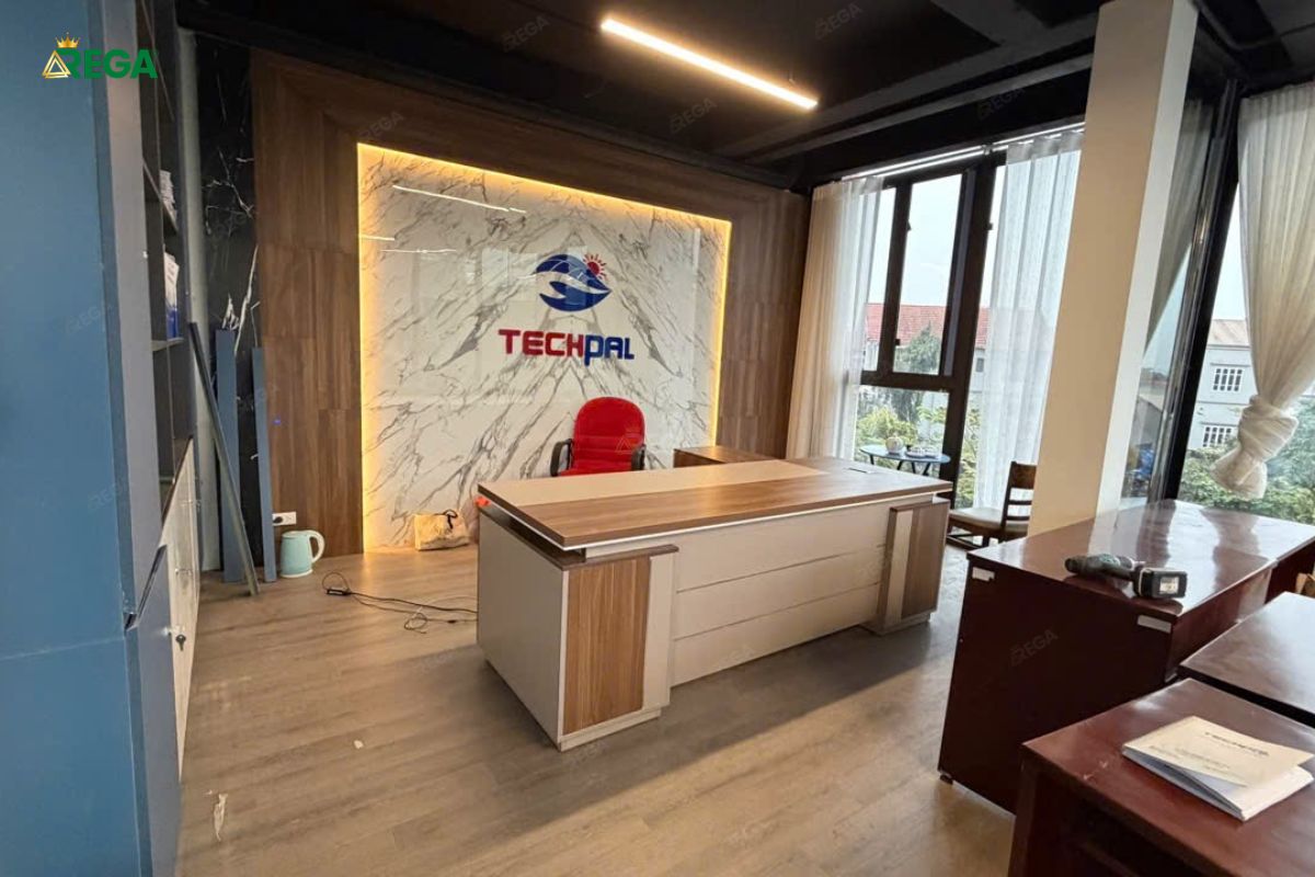 Bàn giám đốc hiện đại tại văn phòng Techpal