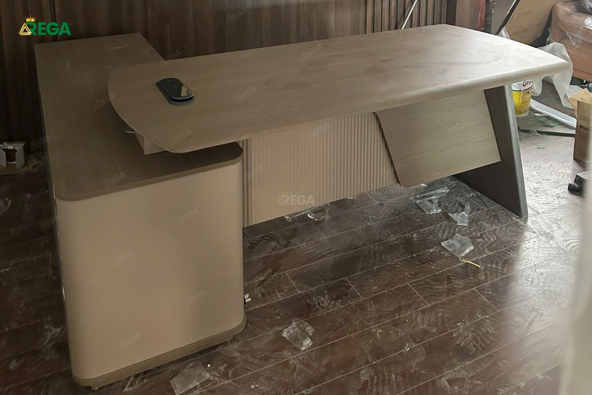 Bàn Giám Đốc Chân Vát Văn Phòng STA Việt Nam