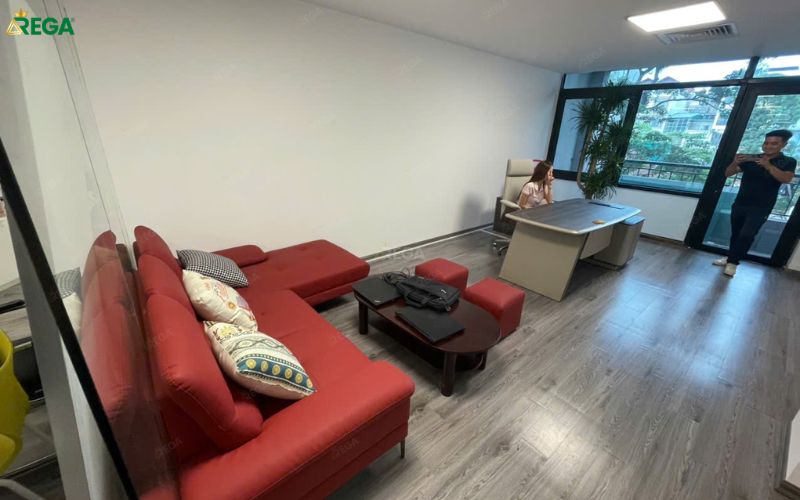 Rega hoàn thiện nội thất Etek Green không gian tiếp khách văn phòng với sofa đỏ hiện đại