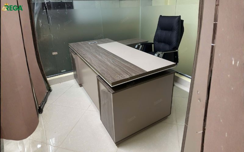 Rega hoàn thiện nội thất Etek Green Bàn giám đốc vân gỗ hiện đại tại Etek Green