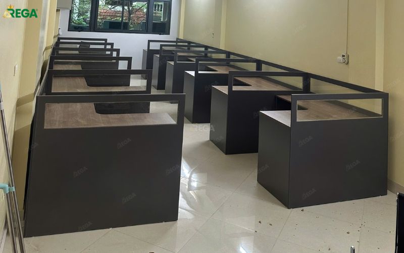 cụm bàn nhân viên hiện đại tại Gia Phát do Rega lắp đặt