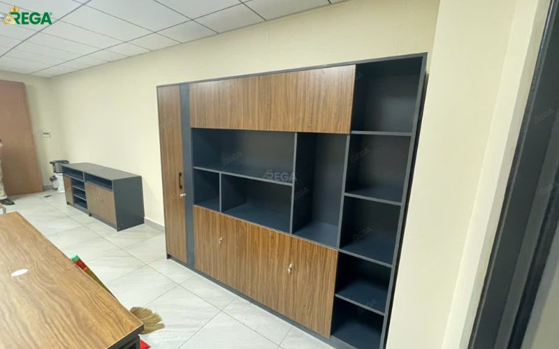Rega lắp đặt văn phòng công ty Máy Nhựa Việt Đài Tủ hồ sơ văn phòng vân gỗ kết hợp màu trung tính hiện đại