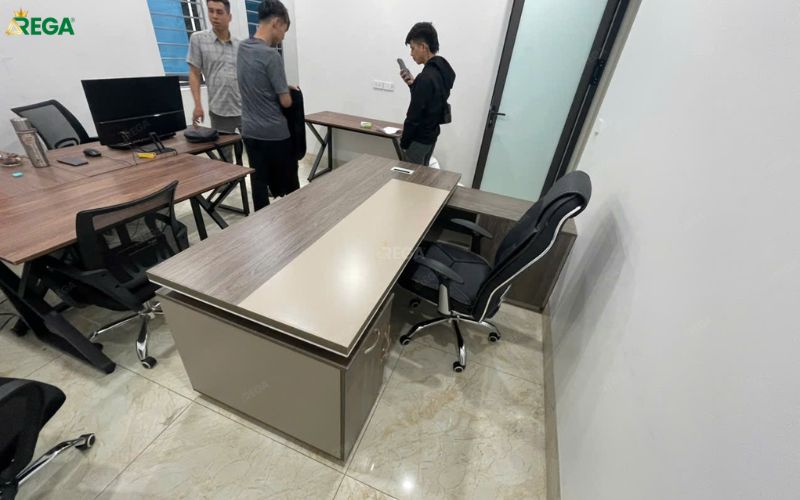 Rega lắp đặt văn phòng công ty Máy Nhựa Việt Đài Góc làm việc giám đốc gọn gàng tại Máy Nhựa Việt Đài
