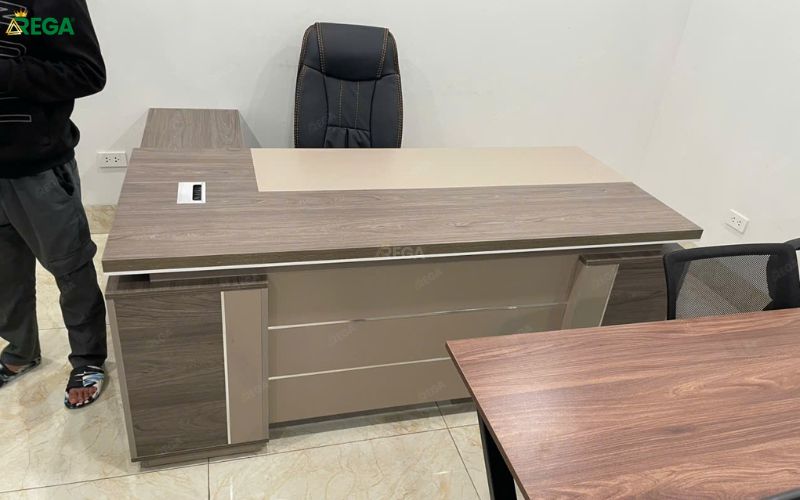 Rega lắp đặt văn phòng công ty Máy Nhựa Việt Đài Bàn giám đốc vân gỗ trung tính không gian văn phòng chuyên nghiệp