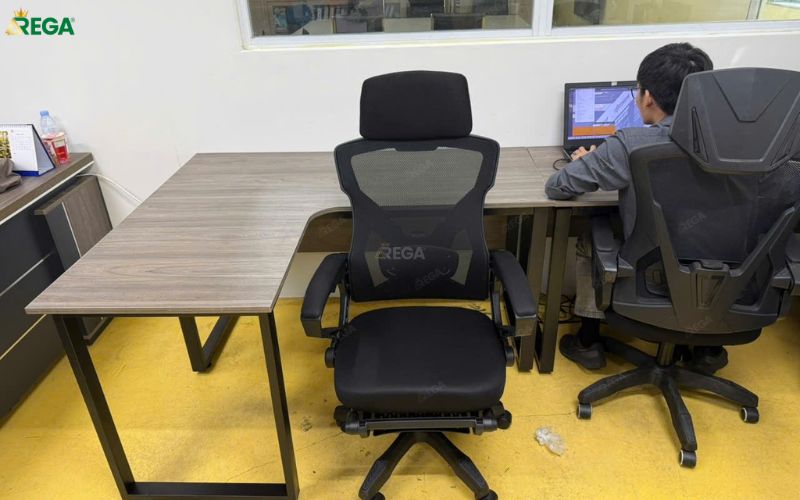 Rega thi công văn phòng Invest Group Bàn nhân viên hiện đại tại văn phòng Invest Group