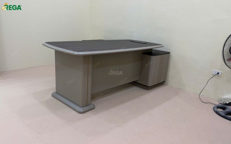 Rega thi công văn phòng Mỹ Anh Travel Bàn giám đốc vân gỗ thiết kế tối giản chuyên nghiệp