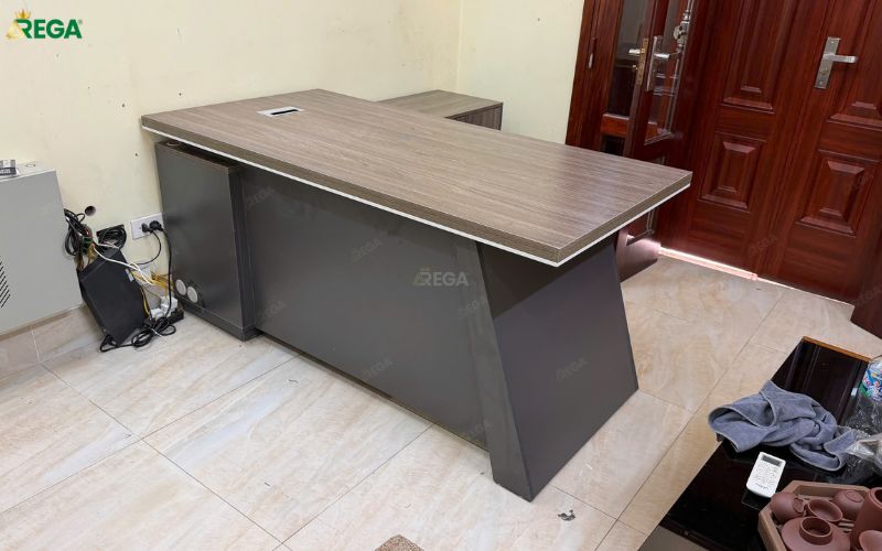 Bàn giám đốc hiện đại vân gỗ cho doanh nghiệp sản xuất Kama
