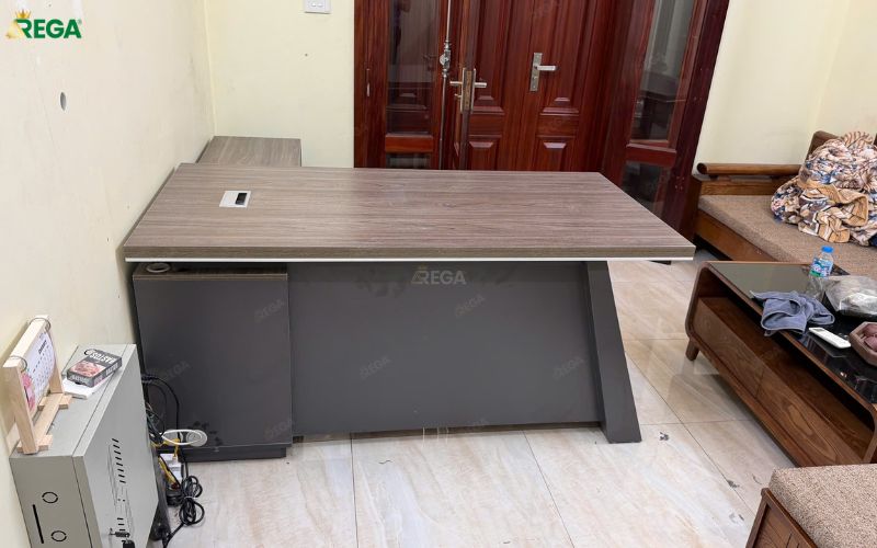 Bàn giám đốc văn phòng Công ty Kama do Rega thi công