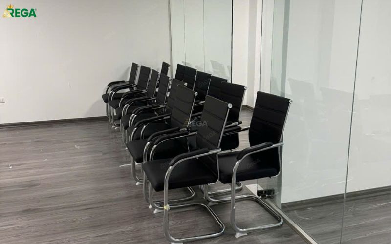 Rega hoàn thiện nội thất cho Sanlian Việt Nam Ghế chân quỳ nhân viên tại Sanlian Việt Nam do Rega sản xuất