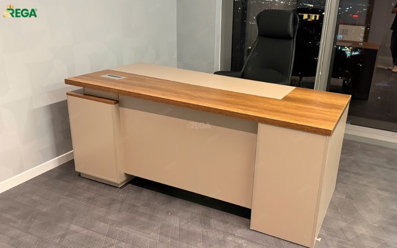 Rega hoàn thiện nội thất văn phòng Egolf Bàn giám đốc văn phòng EGOLF do Rega lắp đặt