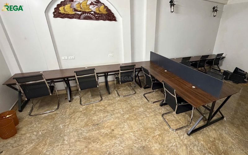 Bàn làm việc nhân viên tại Xây Dựng Trường Phú