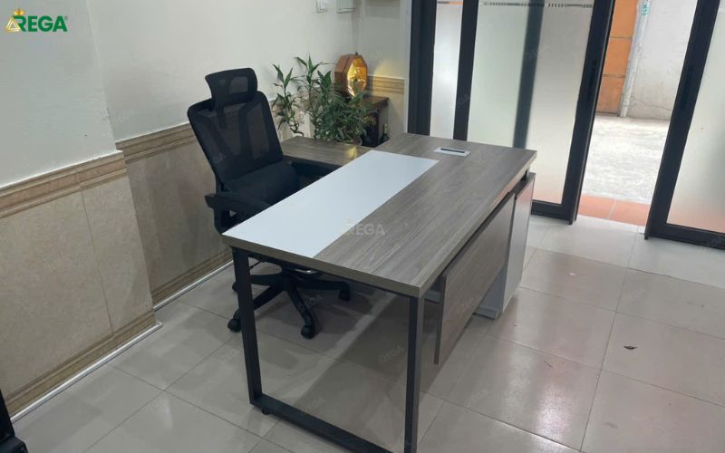 Bàn trưởng phòng Rega hiện đại tại tại văn phòng Trường Phú