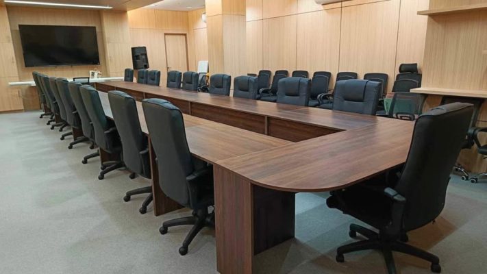 Cấu Tạo Bàn Họp Chi Tiết Từ A–Z Khung chân bàn họp gỗ chịu lực tốt