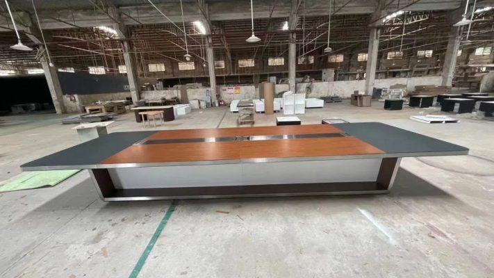 Cấu Tạo Bàn Họp Chi Tiết Từ A–Z Nắp luồn dây điện giúp bàn họp gọn gàng, ngăn nắp