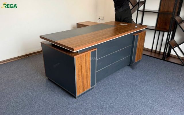 Bàn giám đốc văn phòng Đại Tam Long do Rega triển khai