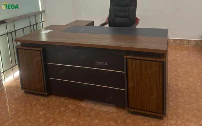 Rega thi công văn phòng công ty IZITOUR Khu vực bàn giám đốc văn phòng IZITOUR