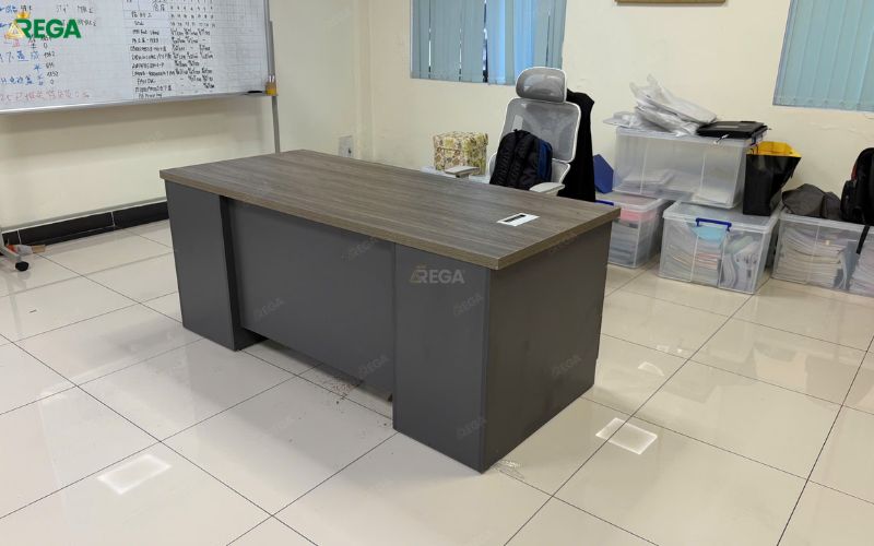 Bàn giám đốc hiện đại tại Công ty Hải Phát do Rega lắp đặt