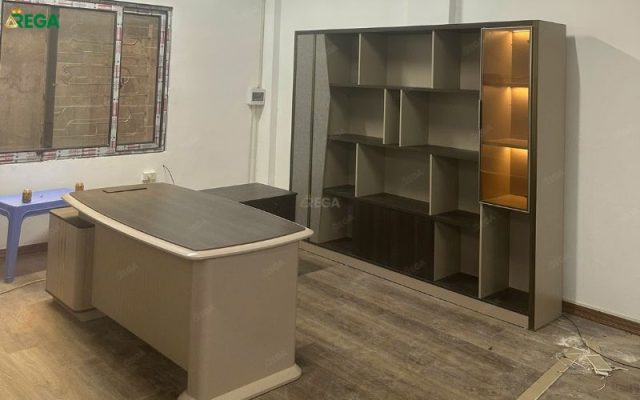 Rega thi công nội thất văn phòng PT Lab Bàn giám đốc hiện đại trong văn phòng PT Lab
