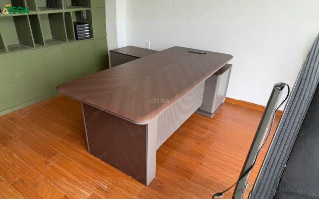 Rega thi công nội thất văn phòng Tập Đoàn Phú Sơn Bàn giám đốc hiện đại tại văn phòng Tập Đoàn Phú Sơn