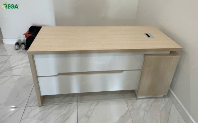 Rega thi công nội thất văn phòng Đức Tín Quảng Ninh Bàn giám đốc màu gỗ sáng kết hợp trắng Rega thi công